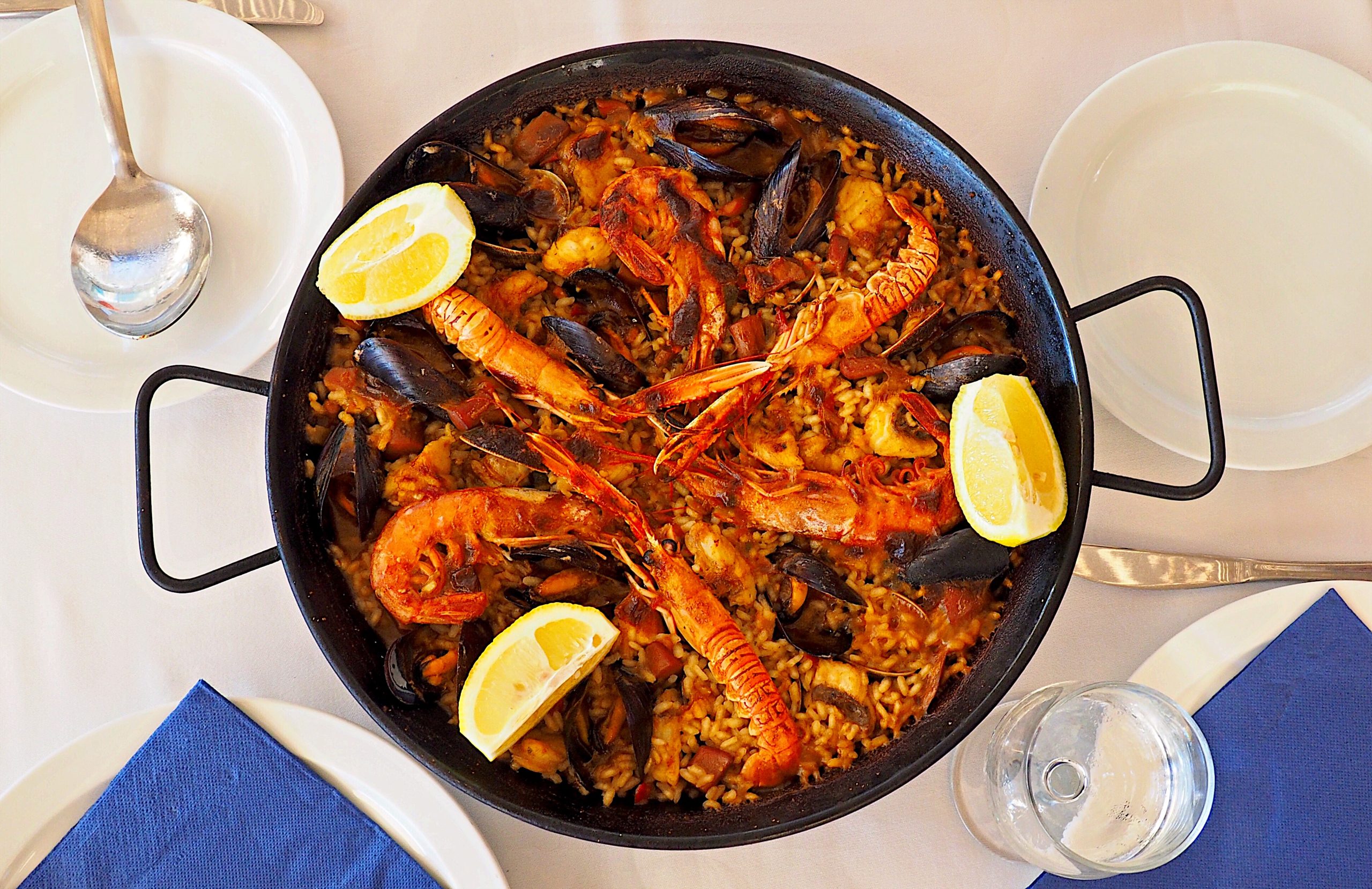 Paella de marisco. Dónde comer en Sitges es algo muy sencillo, ya que la mayoría de restaurantes tienen unos platos típicos deliciosos y para todos los gustos y bolsillos.